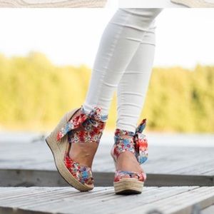 ⬇️❗️ PRICE DROP‼️⬇️Ugg Lucianna Sandal! Sz9